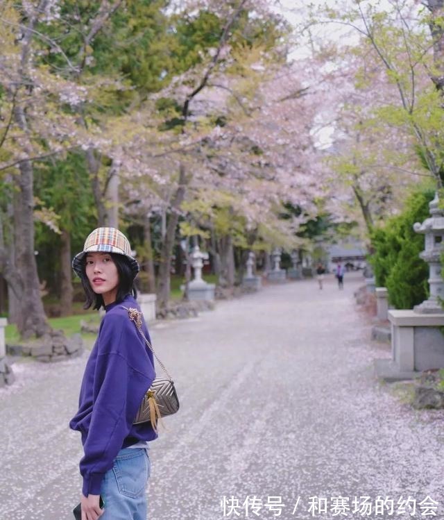 tips 33岁刘雯终于奢侈一回，穿4000T恤去罗马旅游，这打扮真是超模！