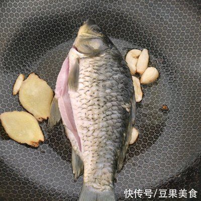 鲫鱼汤|爆好吃！吃这菜鲫鱼汤，米饭你得多备点