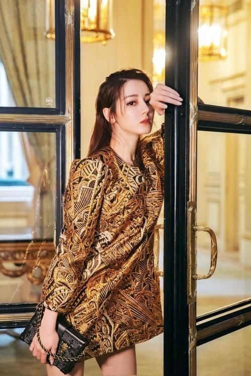 双马尾|女人无论多大年纪,这3款发型都不要留了,又土又俗,招人嫌弃