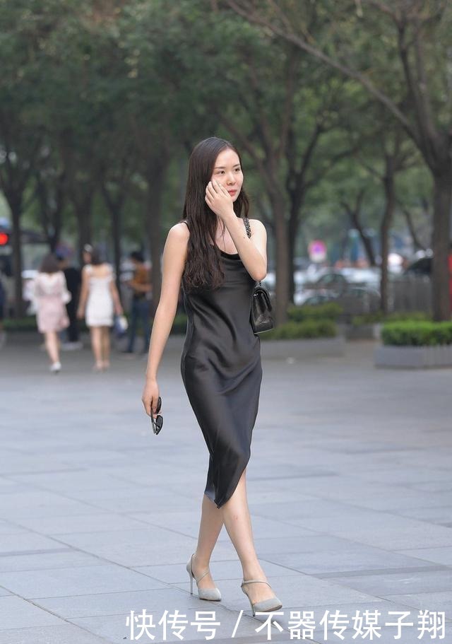 绸缎|美女一身黑色开衩绸缎吊带裙,雍容华丽,粗看一眼有点像刘诗诗
