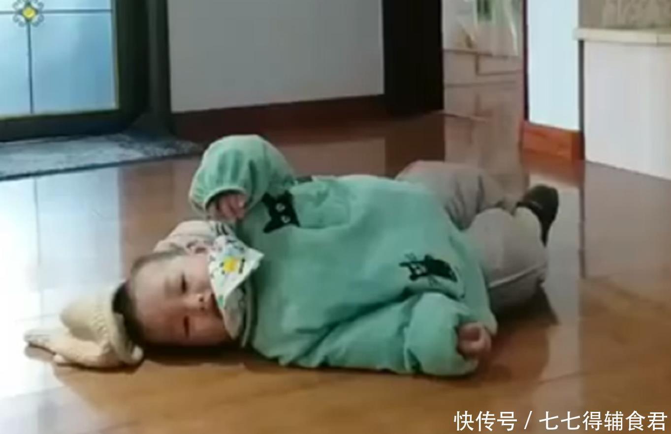 大娃|弟弟打扰哥哥写作业,谁曾想却被硬生生拖出房门,网友:亲哥实锤