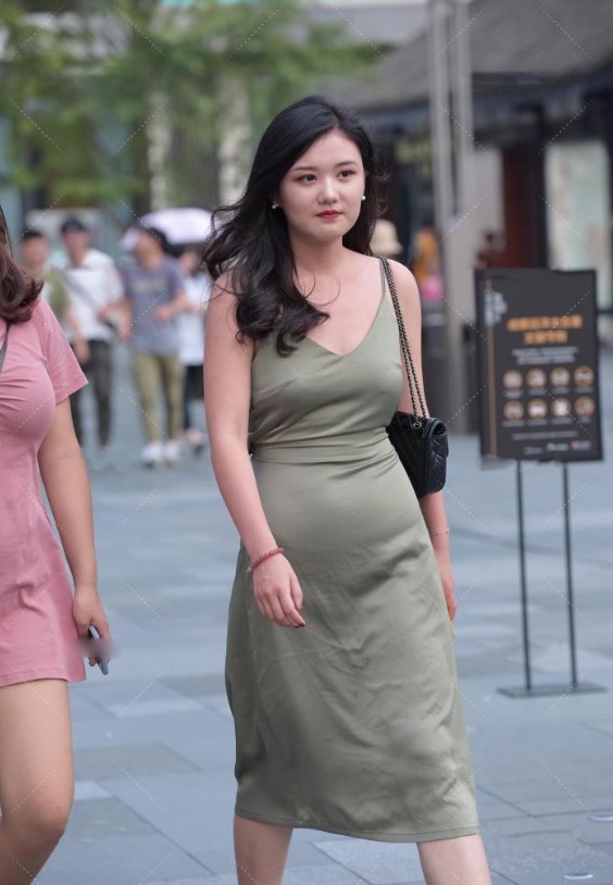 裹身裙买“太大”了, 只好在裙脚处砍一刀, 上身宽宽松松太邋遢