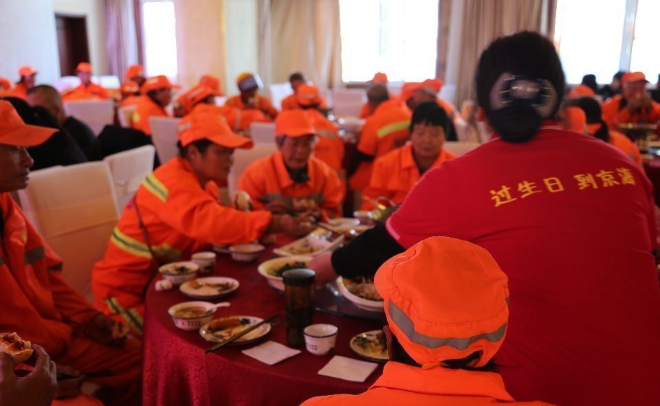 佳节|兴隆集团为环卫工过重阳佳节奉献爱心！