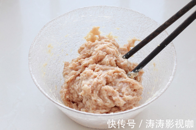肉丸子不用油炸,蒸一蒸就上桌,香嫩好吃营养不流失,老少皆宜