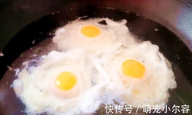 水煮蛋|水煮荷包蛋，总是散开还有白沫？学会这“一招”，完整滑嫩不粘锅