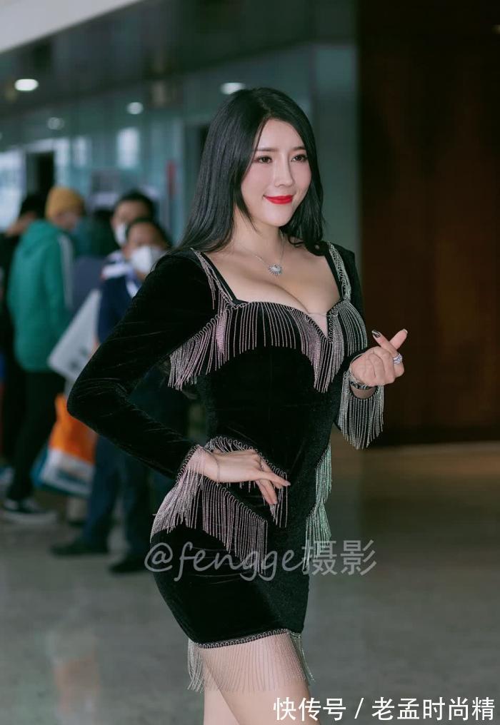 美女 街拍:偶遇健身圈的美女网红刘太阳,时尚气质身材棒!