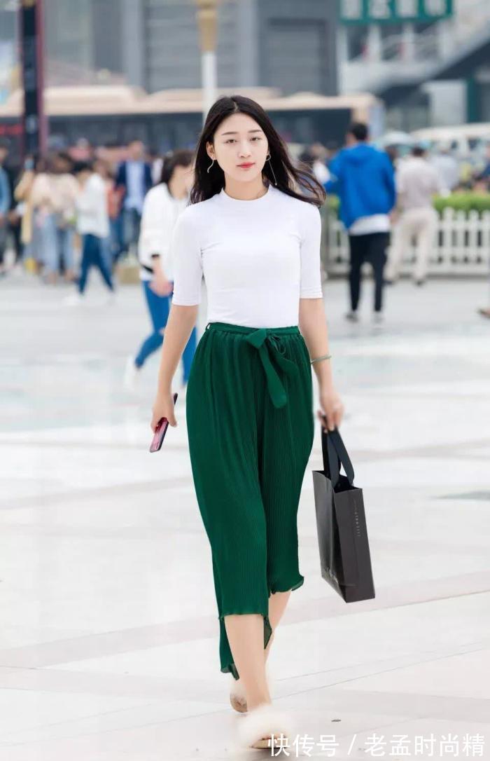 秋衣|街拍:白色紧身秋衣搭蓝色宽裤的气质女孩,笑容仿佛一朵鲜花灿烂