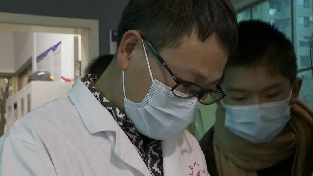 永嘉|右眼视网膜脱落，永嘉这位医生仍坚守“防疫大门”