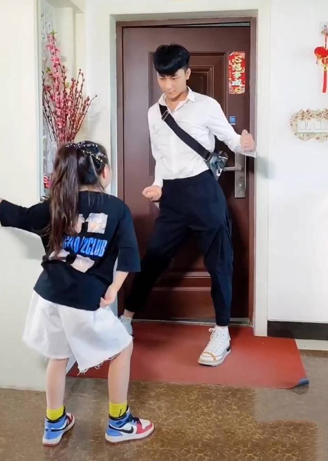 明天会更好|哥哥下班回家,妹妹“尬舞”相迎,哥哥扭动身子那一刻网友笑翻