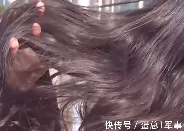 店长 女子去烫发,结果毁了一头头发,理发师:送你三次护理还想怎样?