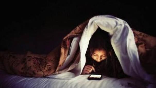 动作|女生经常做以下4种动作,变丑是无法避免的,超乎想象