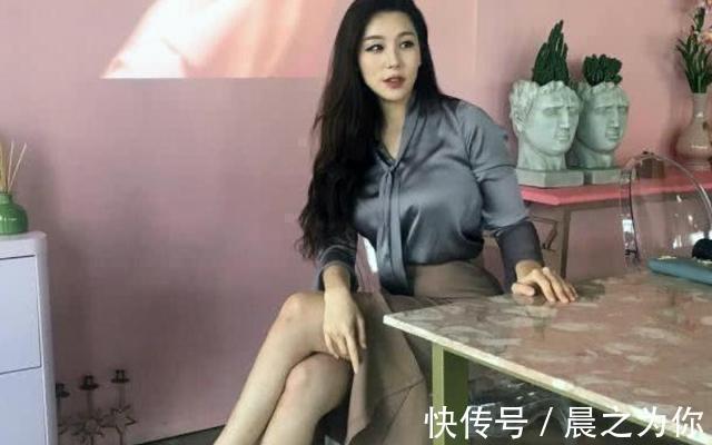 年轻|年轻妈妈照片意外走红,生完孩子还能有小蛮腰,运动是关键