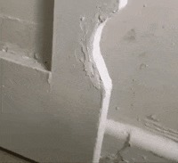 |搞笑GIF：姑娘 虽然你长得挺好看 但你进门的样子我还是笑出了声