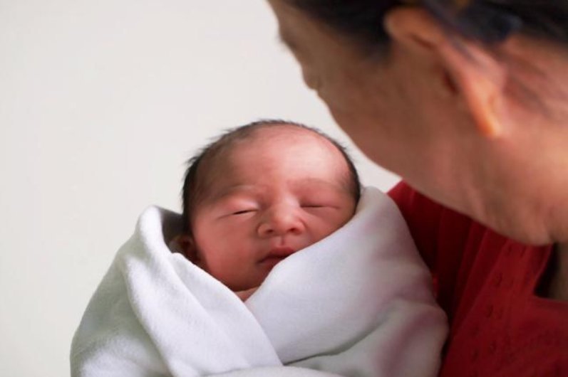 顾月子|70岁老人埋怨儿媳不孝顺，含泪哭诉，儿媳回怼：月子仇我记一辈子