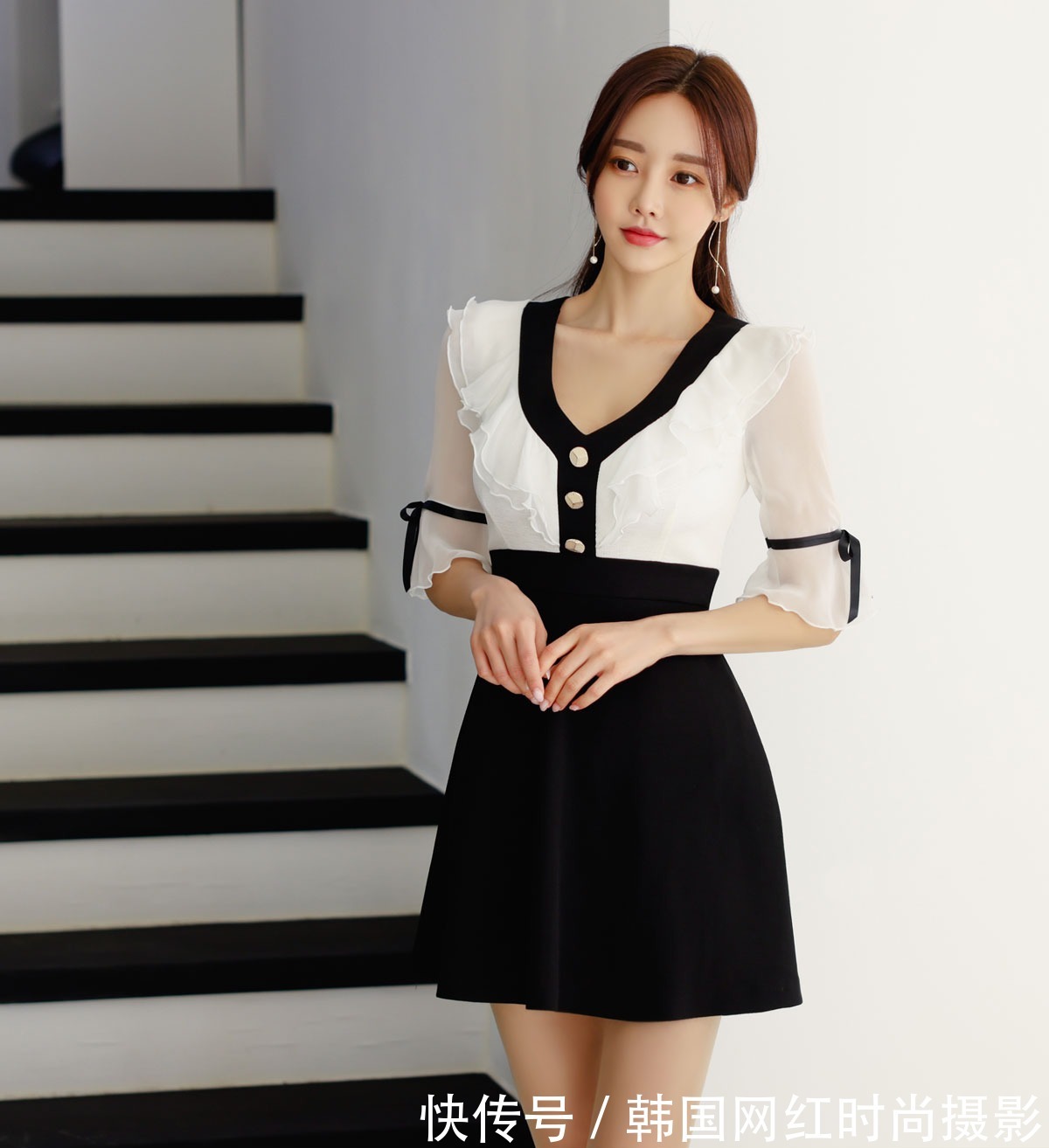 孙允珠|首发孙允珠时尚搭配:洛神天使气质炫白竖扣包臀裙