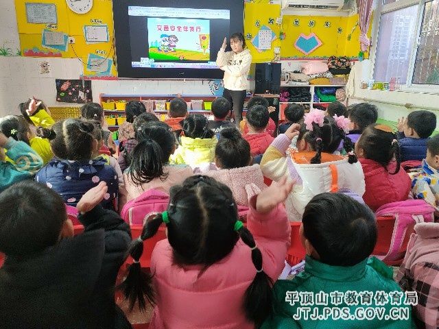 幼儿|[图]开展交通安全教育 促进幼儿健康成长一一市特教学校幼儿园举行交通安全主题教育活动