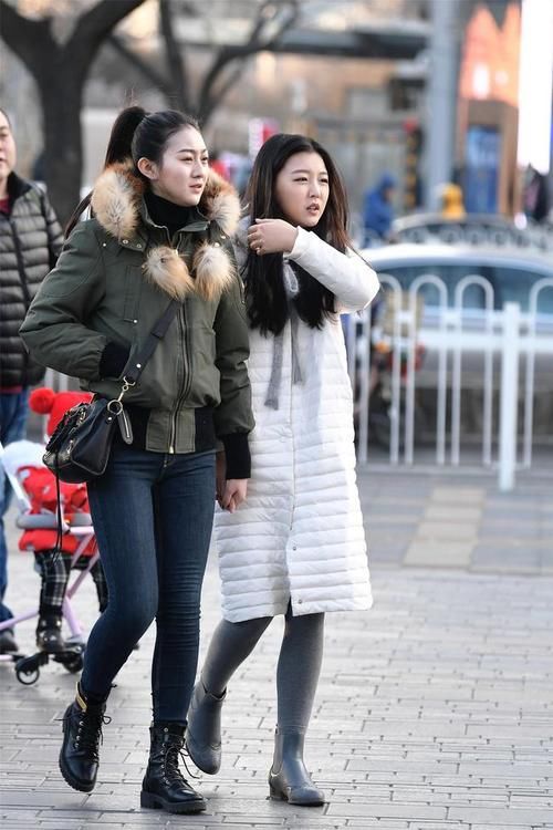 小姐姐搭配浅灰色的大衣,黑色修身裤子,非常漂亮!