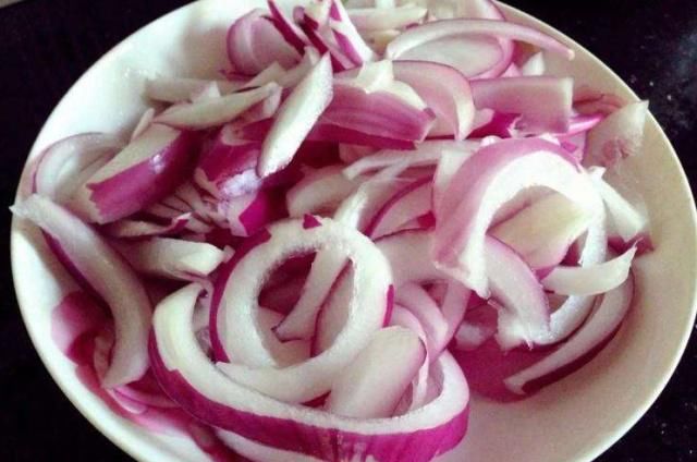 睡前若喝一碗“洋葱煮水”，不出一个月，4件喜事或许会不请自来