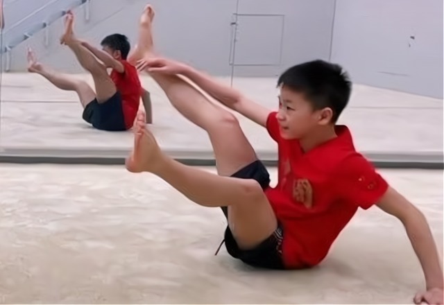 红姐|玩海上蹦极感受自由落体,网友:全红婵害怕吗?红姐的小表情亮了