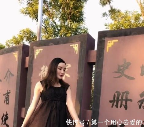 美女身穿黑色连衣裙和黑色高跟鞋,宛如黑天鹅!