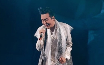 舞台|成了国民骄傲，藏了14年的李玉刚，离开舞台现出原形，究竟为何？