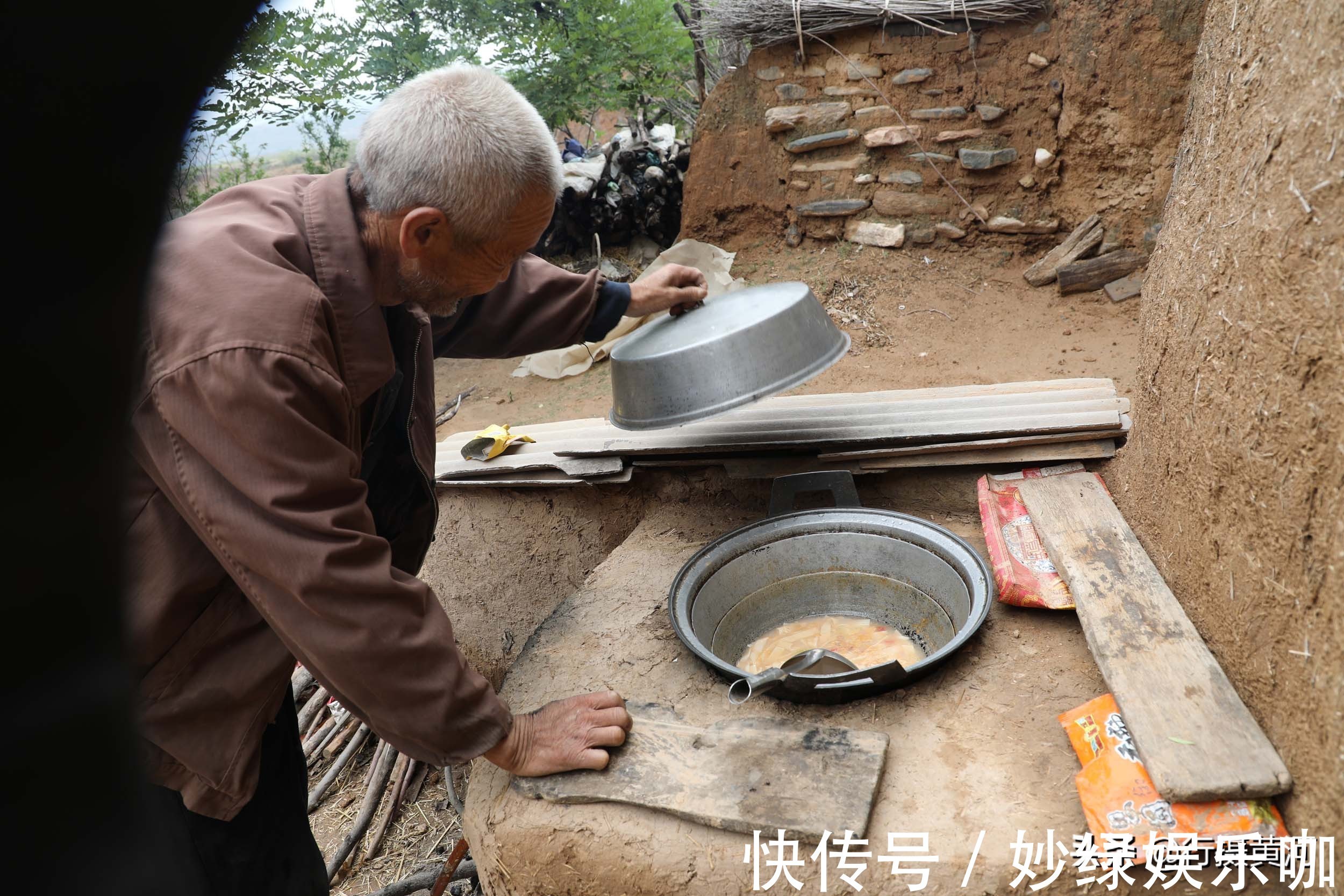 老两口#60年前独生女初中毕业被父母强行招了上门女婿,如今活成啥样?