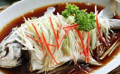 做清蒸鱼,用开水上锅还是冷水?教你正确做法,鱼肉鲜嫩没腥味