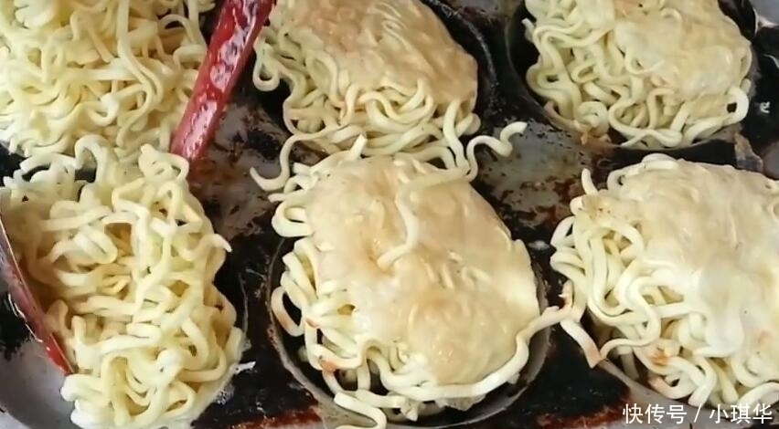 泡面|33岁小伙把“泡面”这么卖,5块钱一份,每天收入让家人乐坏了