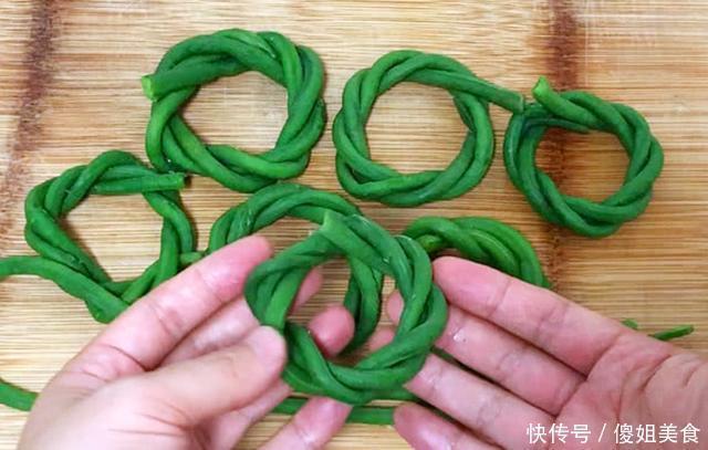 豆角|夏天我家豆角从不炒着吃,煎一煎8分钟就上桌,比红烧肉还解馋