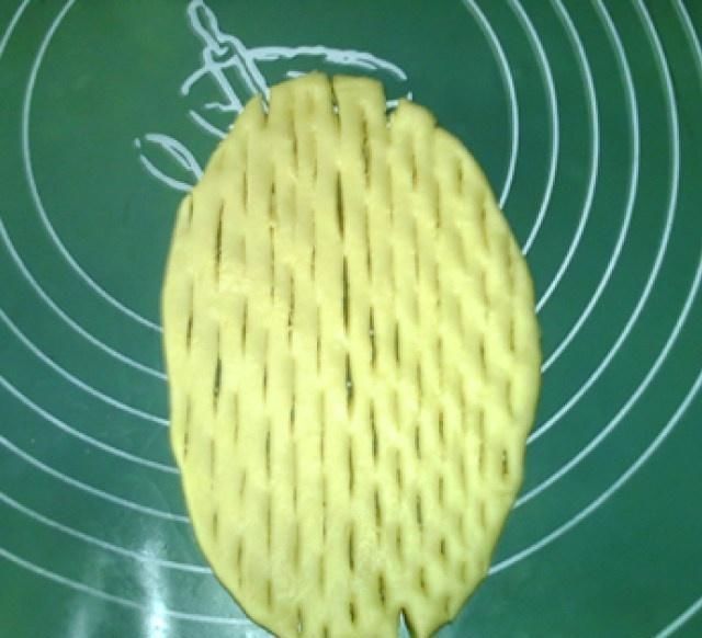 猕猴桃果酱面包,烘烤成金黄,看起来效果也还算不错