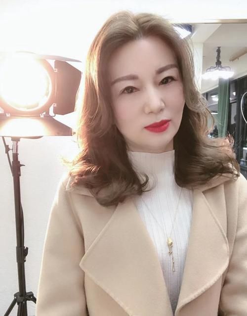 女人过了五十岁，尽量避开这些显老发型＋发色，换对这三款更减龄