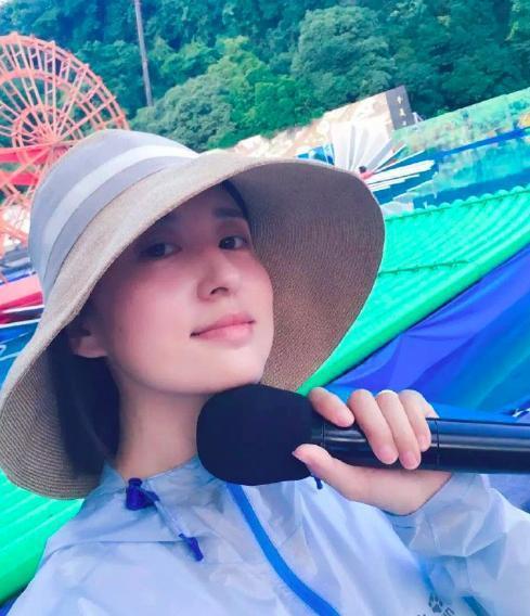 “著名”節(jié)目女主持，出名后嫁大“20歲”老公，兩人站一起像父女