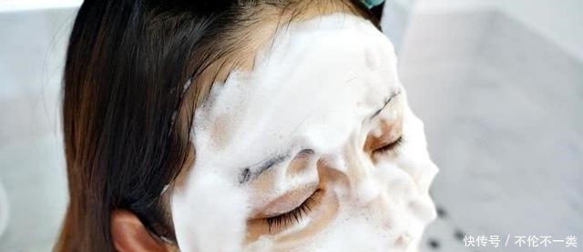 痘痘|刚把脸打湿就用洗面奶难怪痘痘黑头总是找上你!