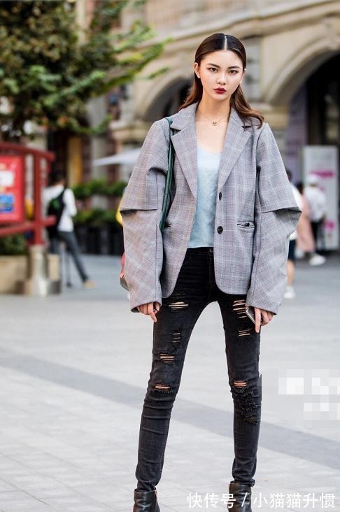 牛仔裤 破洞牛仔裤搭配黑色皮质短靴，时尚靓丽，酷飒有型