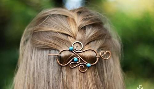 最简单的发型，配上最有创意的发饰，这个春夏，做最水灵的女孩