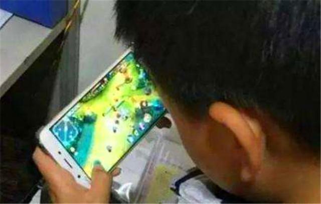 宝宝|小舅带娃方式走红,为玩游戏把外甥挂门上,网友:外甥正月剃头去