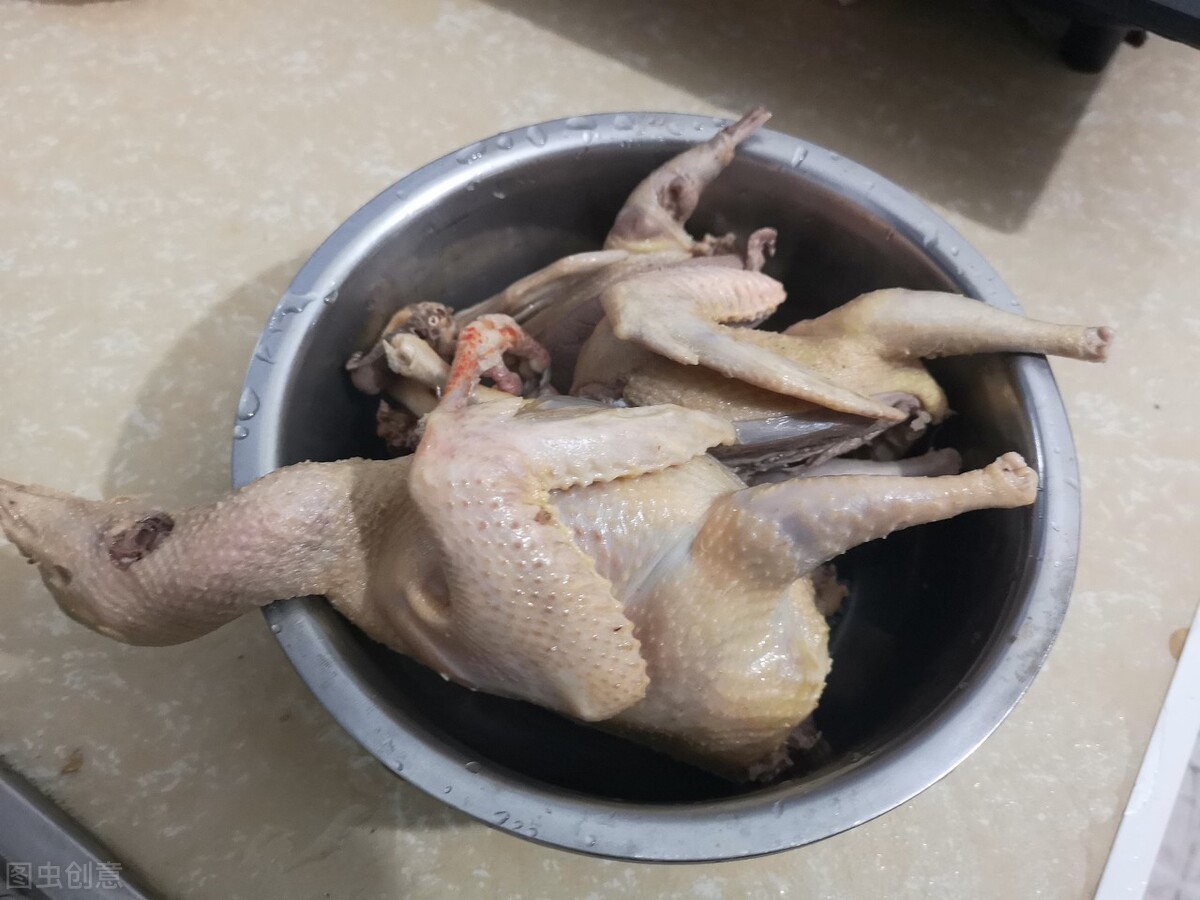 炖鸽子汤,要不要焯水老师傅教你做法,汤鲜味美,营养不流失