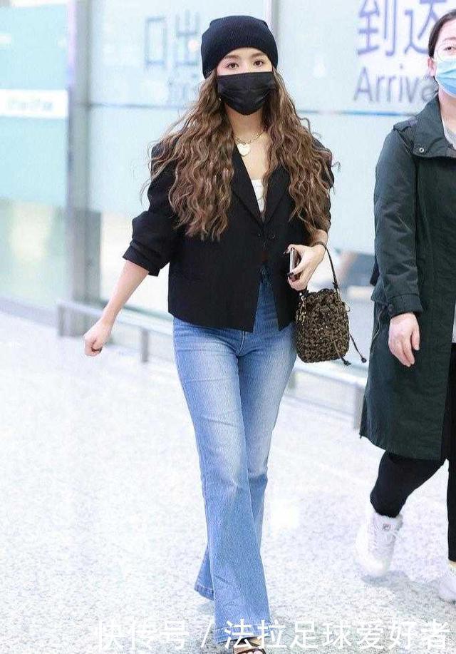 安崎|安崎真会穿,露腰针织衫配牛仔裤高挑精致,小个子也能穿出大长腿