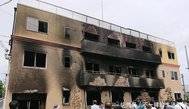 劝说|京阿尼一周年祭警察劝说家属别去认领遗体、母亲对着书包哭泣