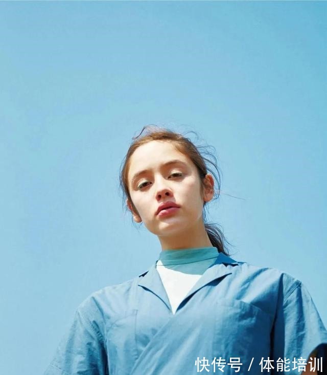 穿搭 白T恤不受宠了,今年流行糖果色T恤,青春时髦还显白!