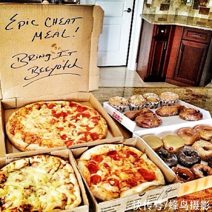 28个巨石强森的菜单，满满一桌子太能吃，还边吃边看电影太享受