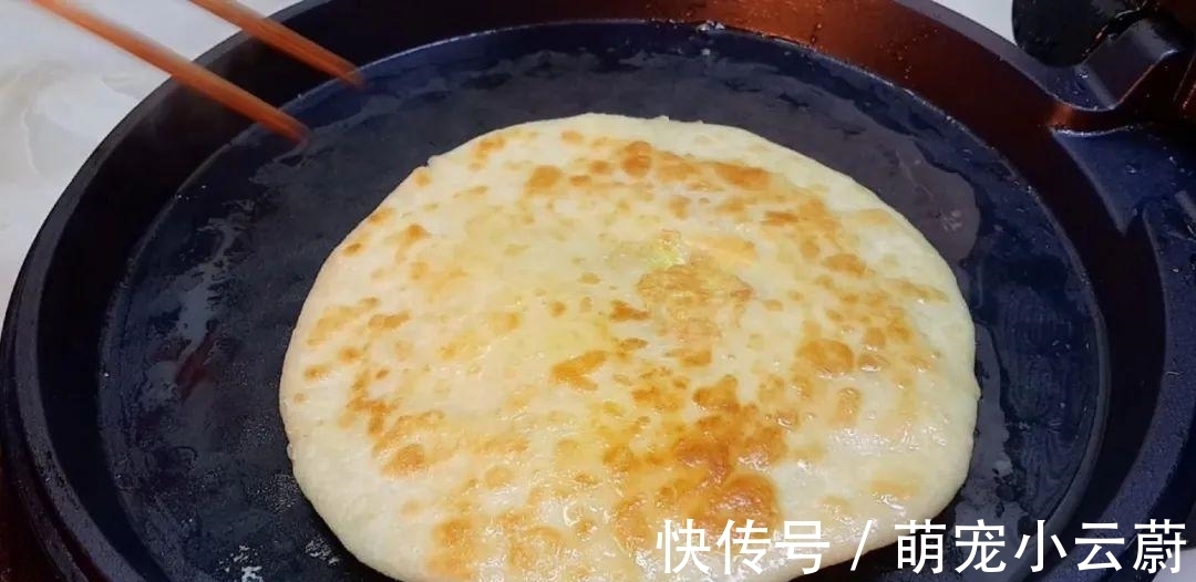 案板|3勺清水,1斤面粉,淋上鸡蛋液,教你做创意早餐饼,比葱油饼好吃