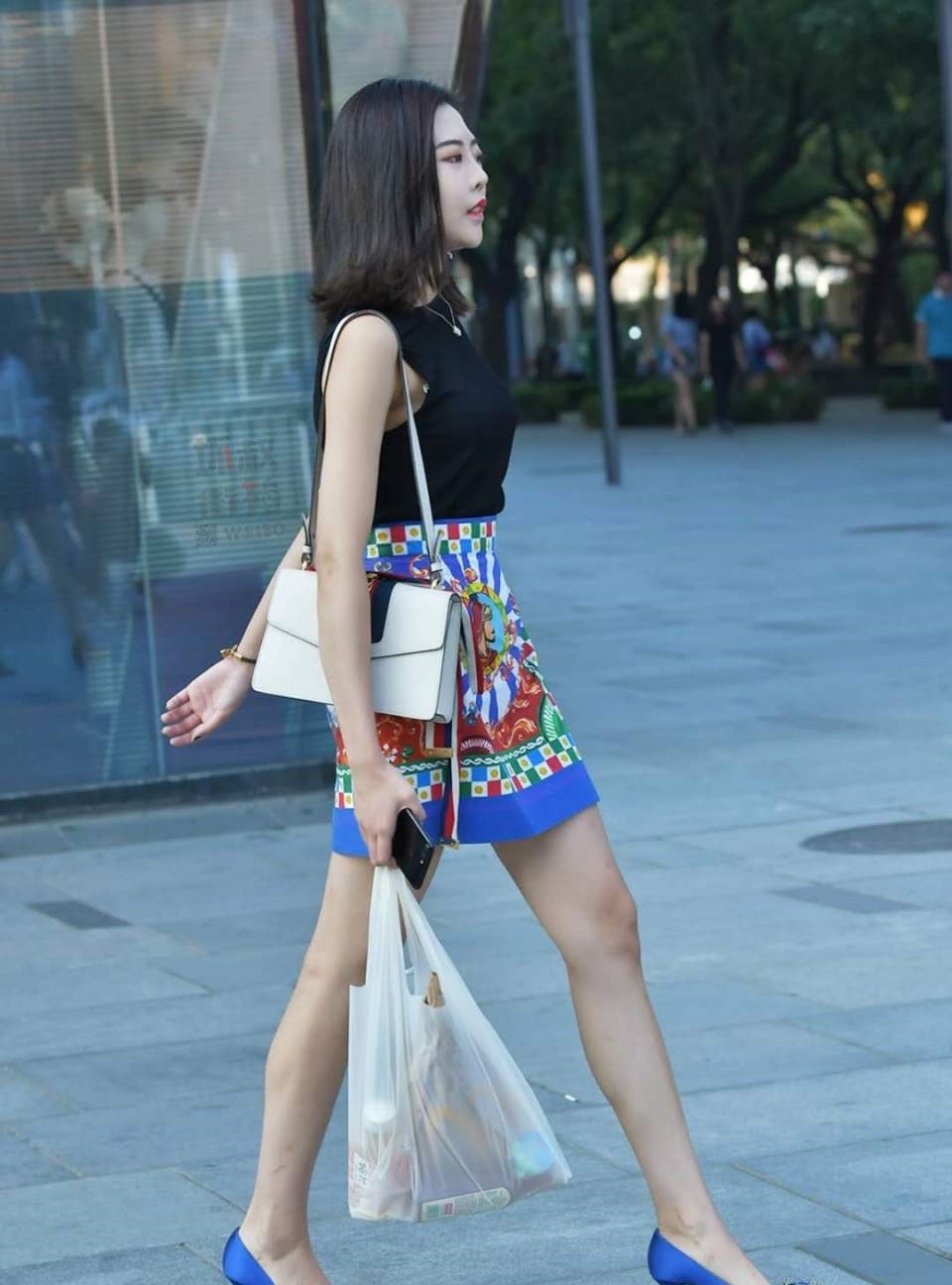 出街|街拍:小姐姐穿个性印花裙出街引围观,网友:怎么像个围裙