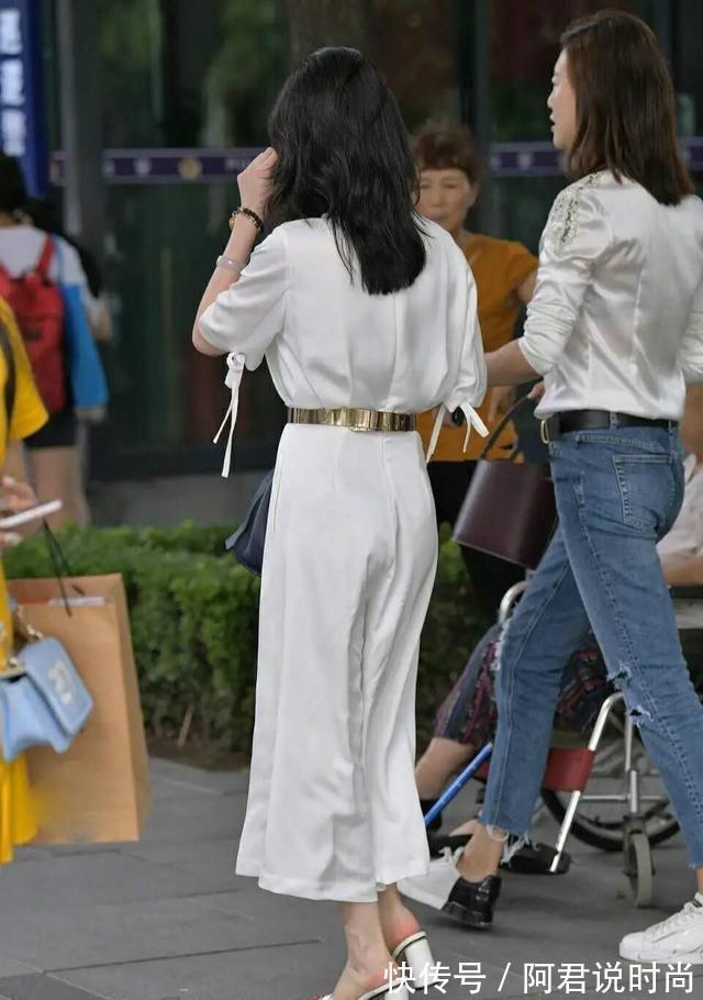 毛衣|时尚俏皮的连衣裙穿搭呈现时髦气息,展现英姿飒爽,气质不凡