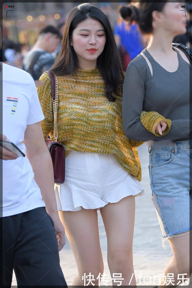 明黄色针织上衣+白色短裤,气质高贵,时尚大方