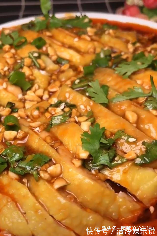 凉拌鸡腿，咸鲜微辣，吃着开胃又下饭，鲜嫩又多汁哟！