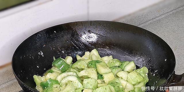 均匀|黄瓜炒鸡蛋家常做法,大厨分享秘诀,味道鲜美,营养又下饭!