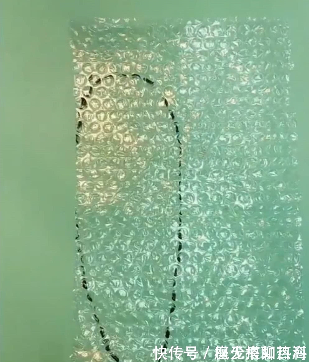 塑料!儿子想吃玉米,宝妈直接给个塑料气泡膜,网友:反手给她一个赞