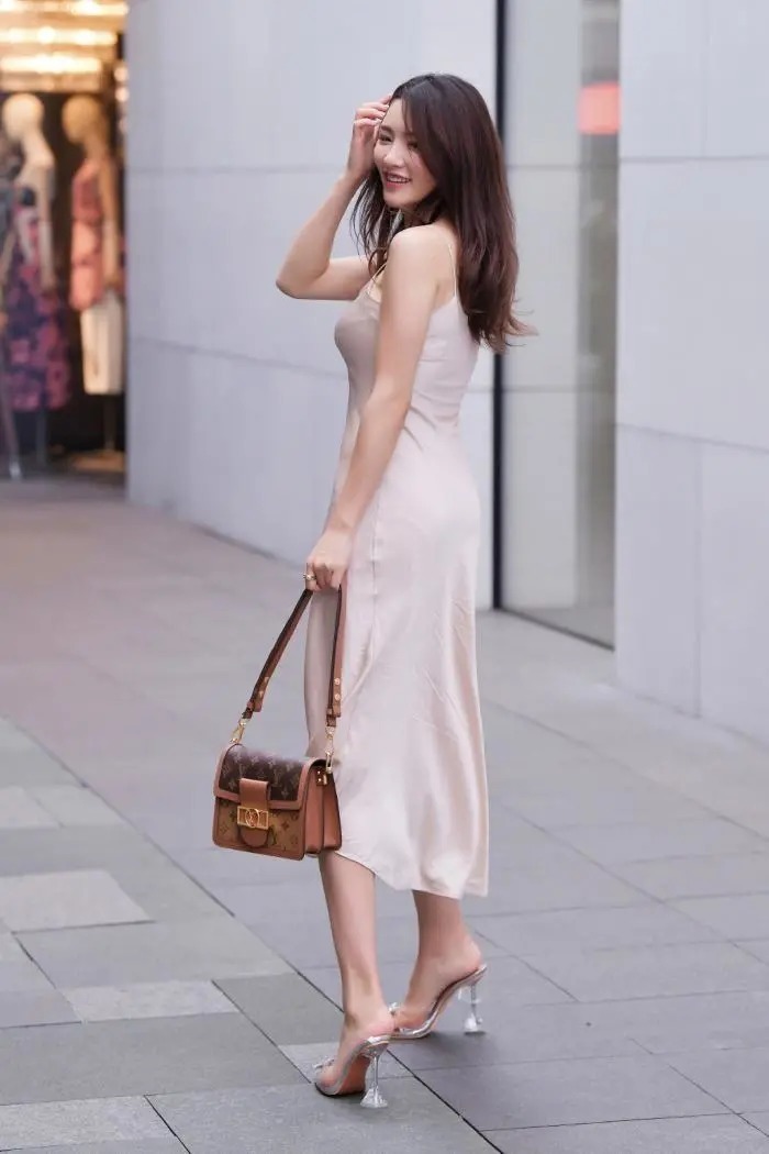 丝绸|吊带连衣裙搭配高跟鞋,温柔清新,耐看又显身材