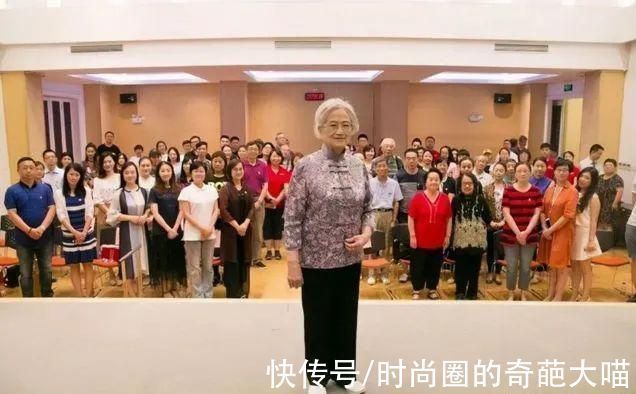 越剧&王文娟94岁风韵犹存,穿搭优雅又素净,骨子里就透出黛玉的温柔劲